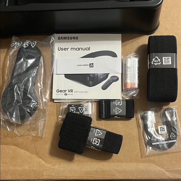 Samsung Gear VR Headset with Controller - Dark Gray - Picture 9 of 16